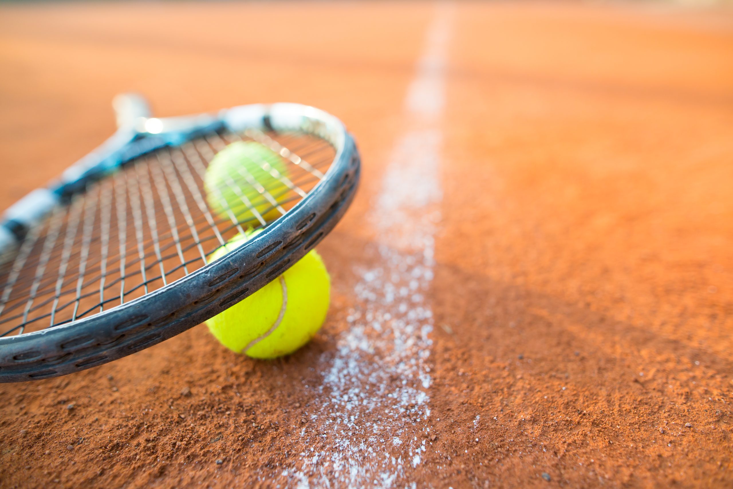Raquette sur le terrain de tennis de Saint-Tropez